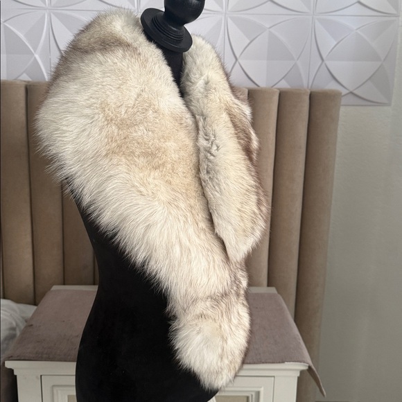 Sold / SAGA FOX FUR STOLE WRAP - Picture 9 of 16